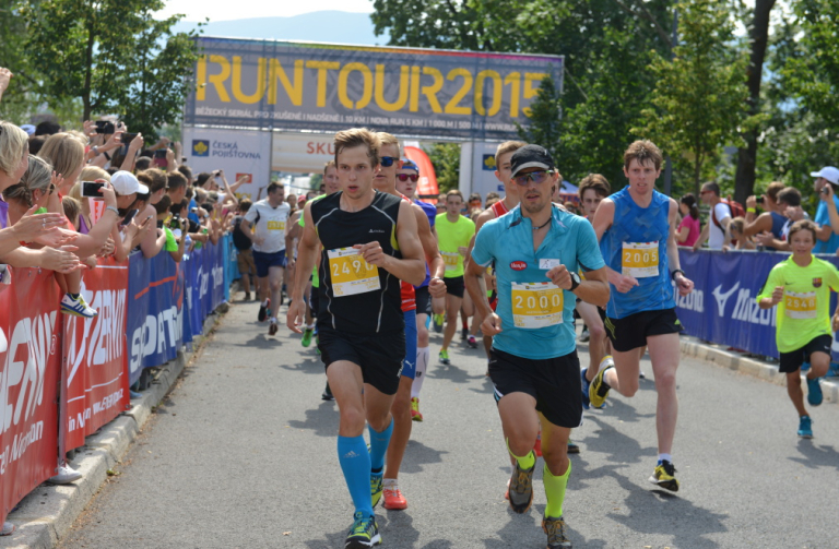 Na trať Run Tour 2015 vyběhly stovky závodníků